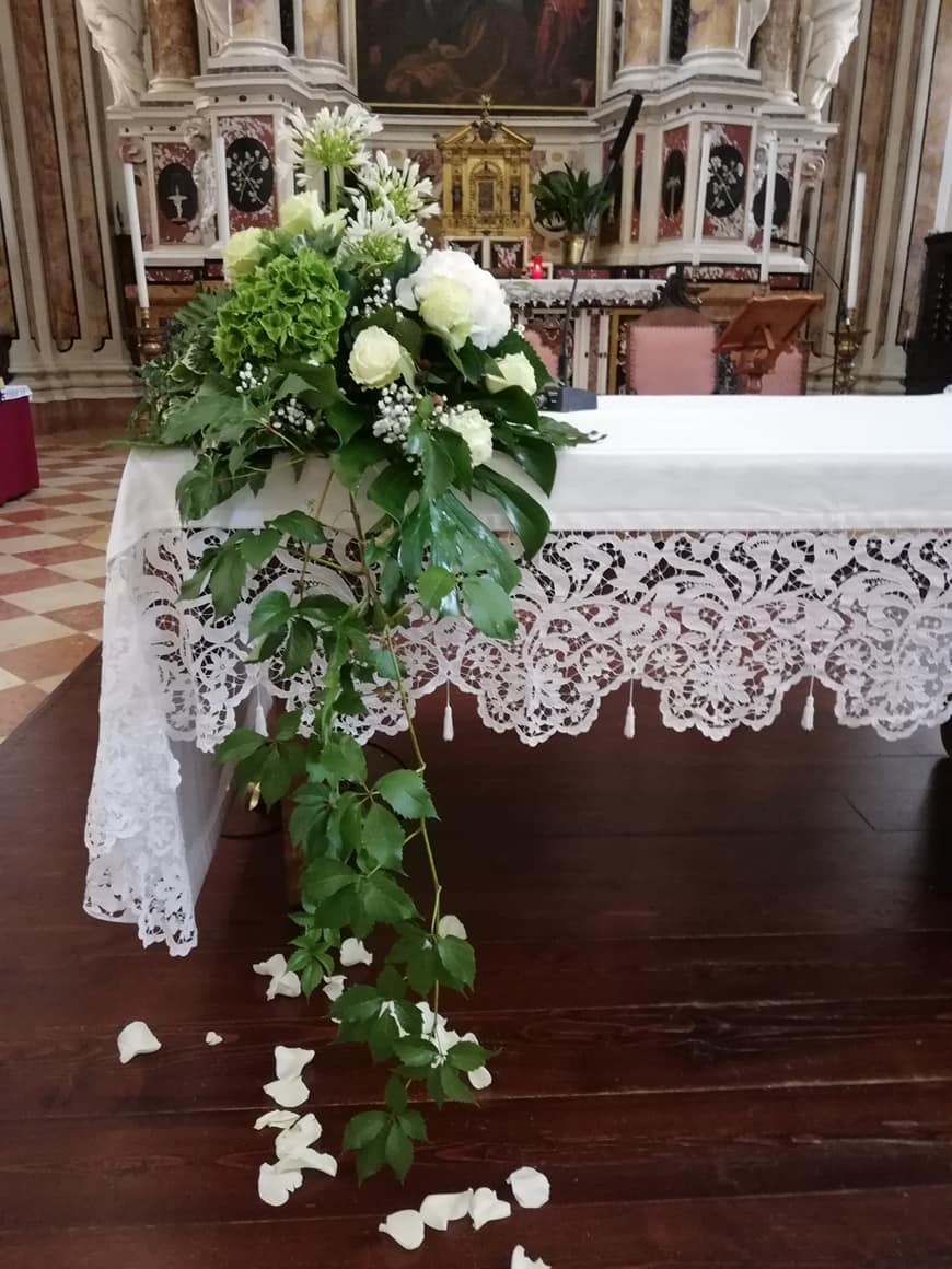03 Allestimento Matrimonio Composizione Altare Ortensie Agapanthus Rose Bianche Fioreria Bruseghini Besenello Trento